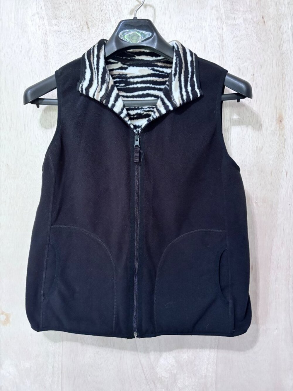 Reversible Kim Rogers black and Animal Print Fleece Vest Large